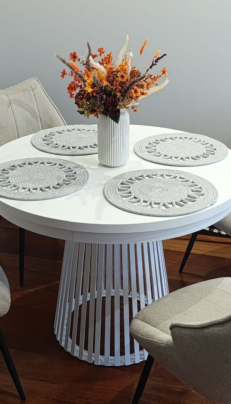 Rozkładany okrągły stół z lamelami