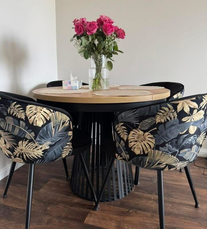 Rozkładany okrągły stół z lamelami